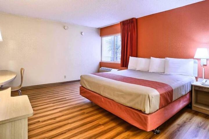 Room 4 of 10