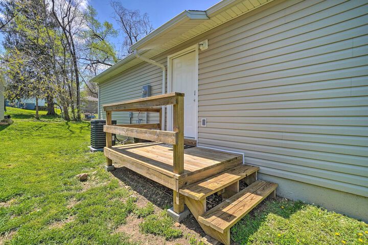 Charming One-level Home w / Deck Walk to Dtwn