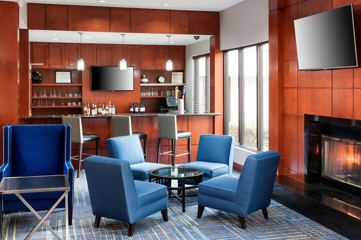 Lounge 32 of 37