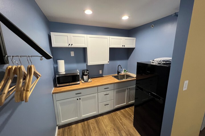 Lighthouse Inn & Suites