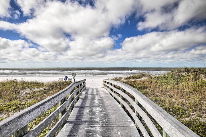 Waterfront Condo w / Water Park Walk to the Beach!