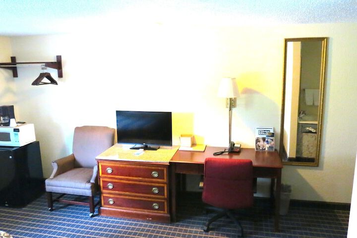 Budget Host Airport Inn