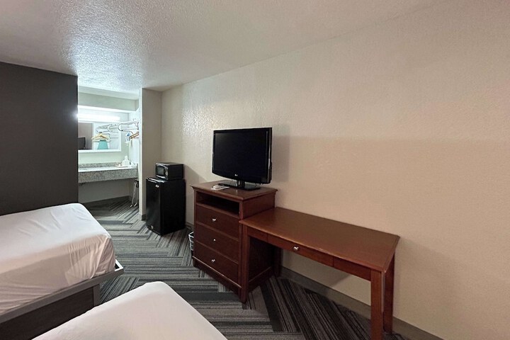 Room 7 of 12