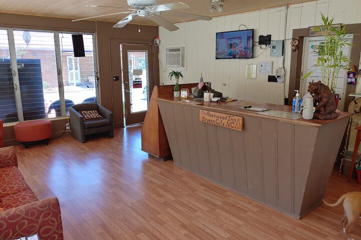 RoseWood Inn