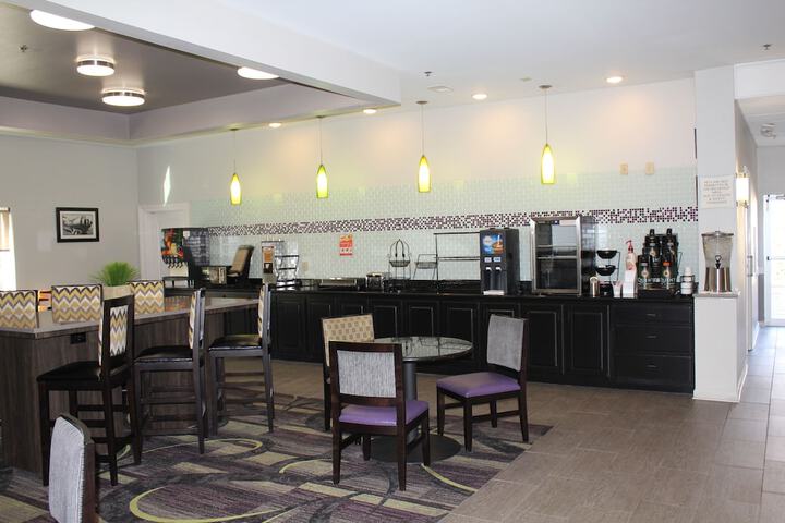 La Quinta Inn & Suites by Wyndham Huntsville Airport Madison