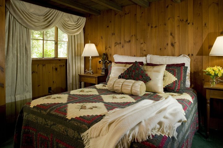 1906 Pine Crest Inn