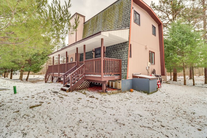 Family Home in Long Pond w / Fire Pit & Lake Access