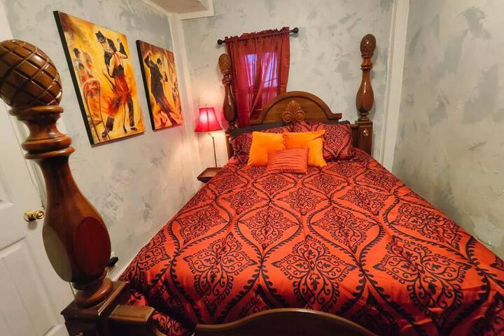 The vampires den downtown big house, pets ok
