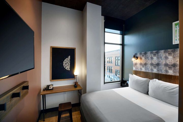 Room 27 of 74