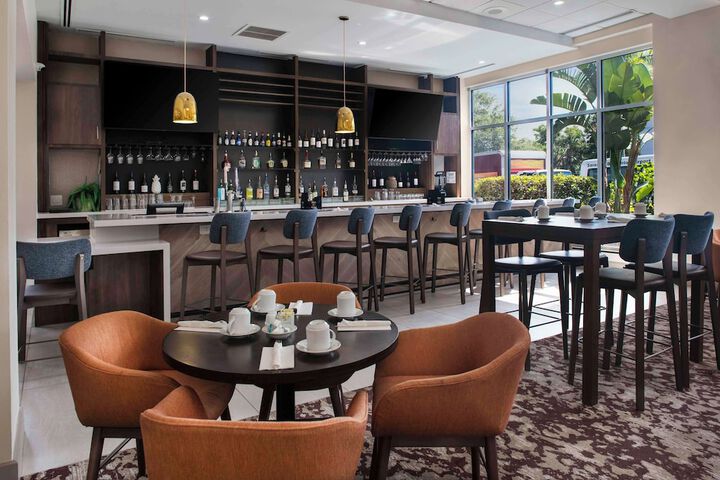 Lounge 17 of 22