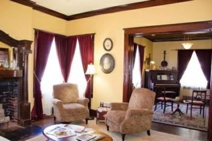 Lounge 20 of 23