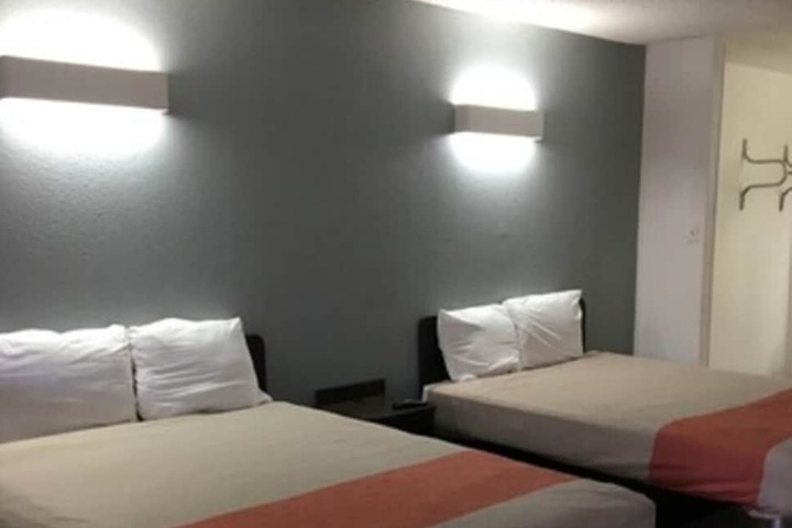 Room 6 of 18