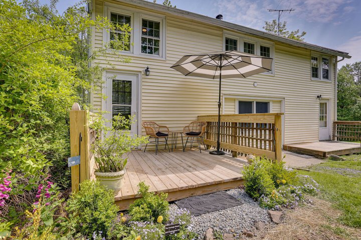 Quaint Goshen Apartment w / Patio!