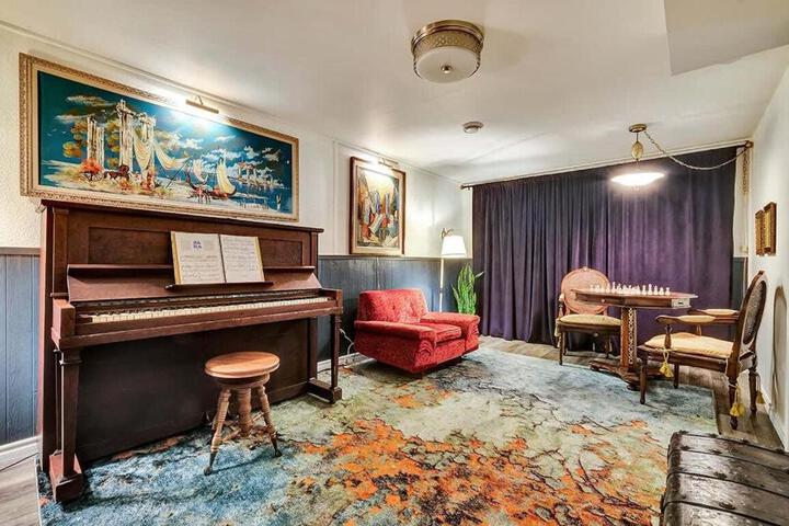 Retro vibe w hot tub piano lounge and vinyls