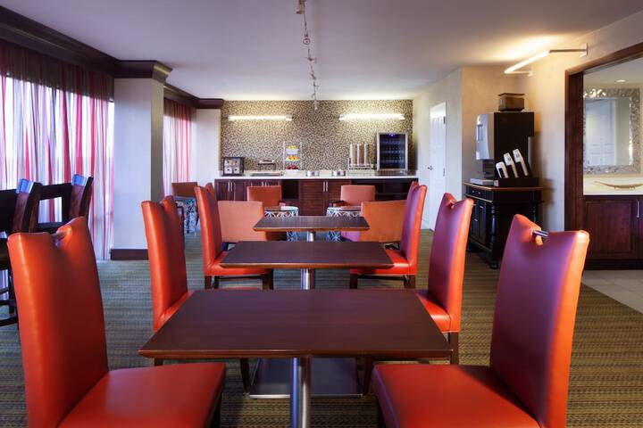 Lounge 72 of 80