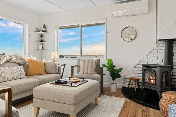 Cozy Coastal Getaway • Panoramic Ocean Views