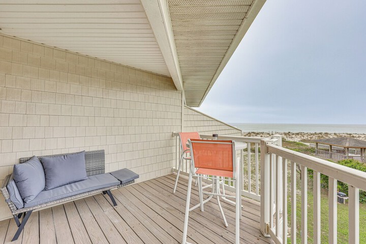 Oak Island Beachfront Condo w / Community Pool