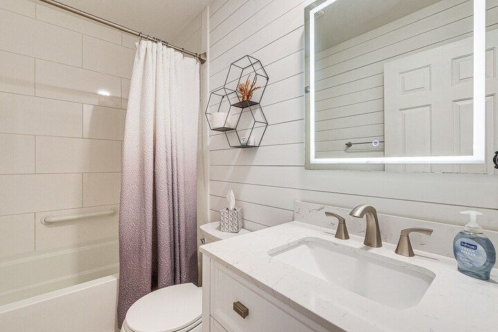 Ocean Isle Beach Condo w / Balcony: Steps to Shore!