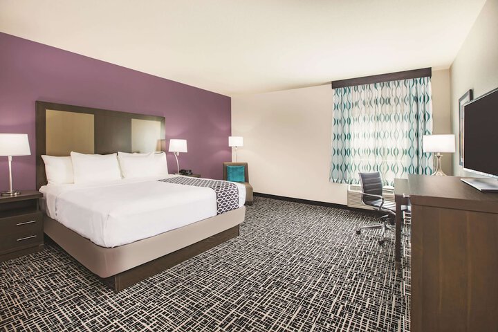 La Quinta Inn & Suites by Wyndham Dallas Plano - The Colony