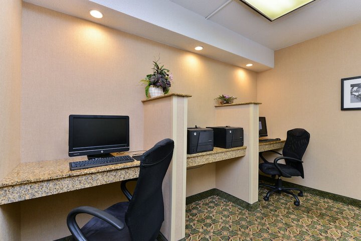 Business Center 63 of 65