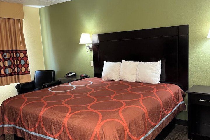 Room 17 of 18