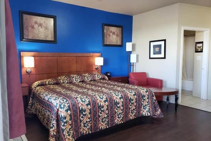 Crossroads Inn & Suites