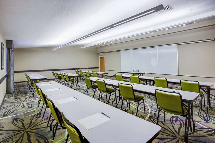 La Quinta Inn & Suites by Wyndham Detroit Metro Airport