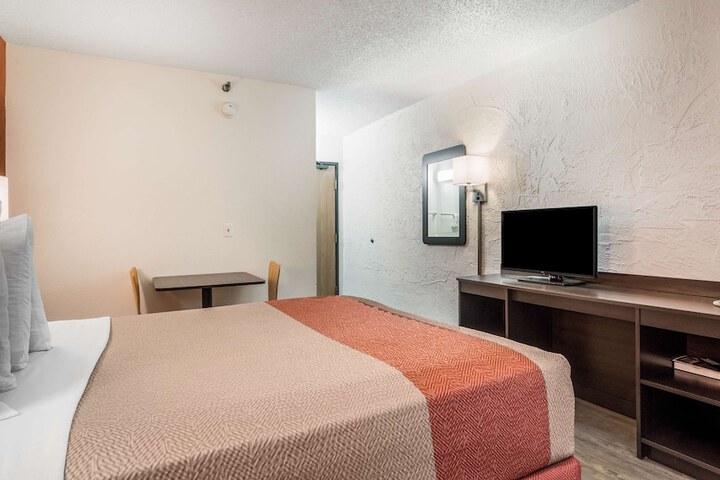 Room 11 of 27