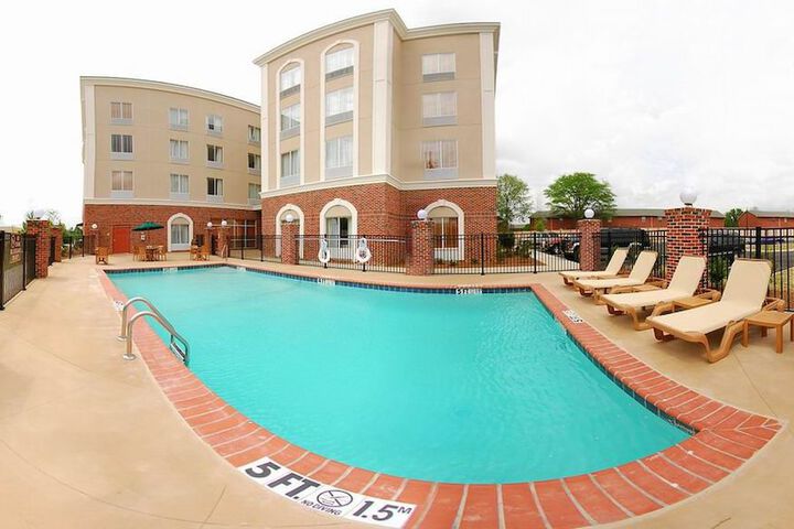 Comfort Suites Flowood - Jackson Airport (must meet transportation requirement)