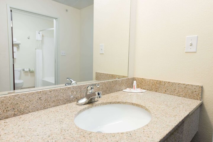 Room 6 of 27
