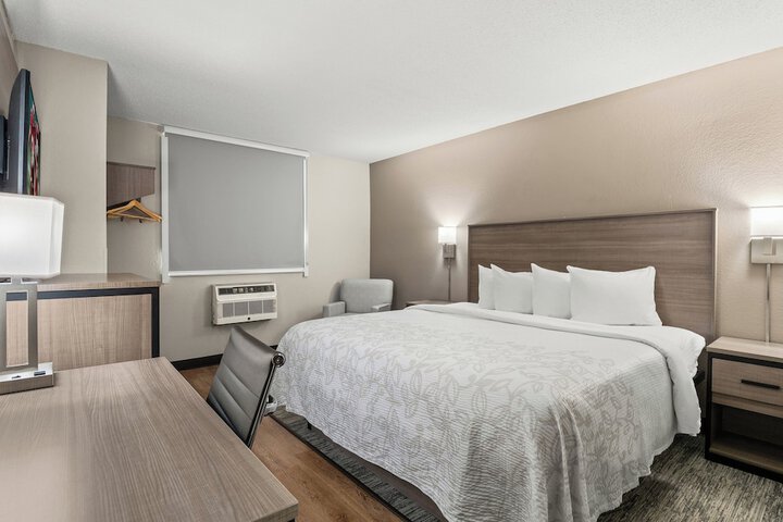 Red Roof Inn PLUS+ Belleville