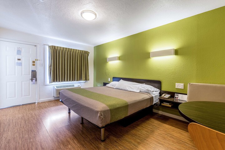 Room 11 of 30