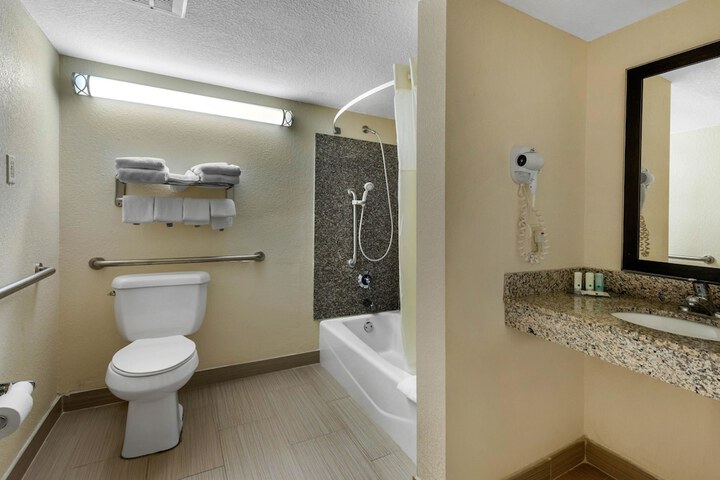 Room 8 of 40