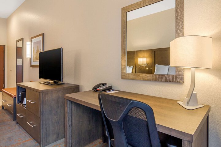 Comfort Inn & Suites Brighton Denver NE Medical Center