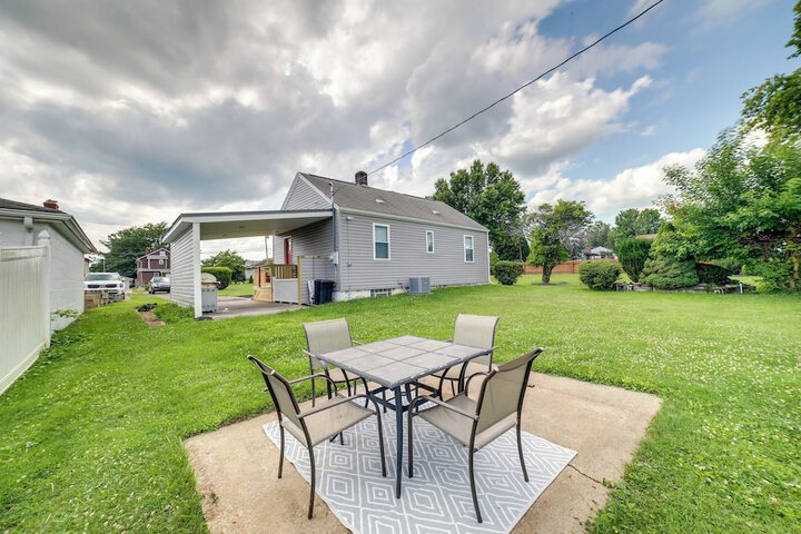 Deck & Patio: Inviting Abode in Natrona Heights!