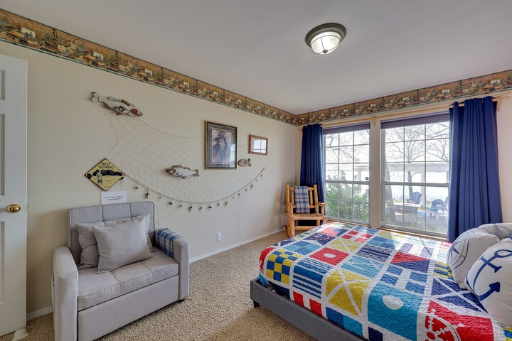 Lakefront Home w / Shared Boat Ramp in Grove!