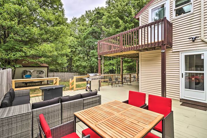 Chic Long Pond Family Home w / Fire Pits & Deck!