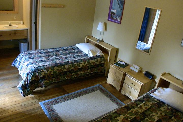 Whittakers Motel & Historic Bunkhouse