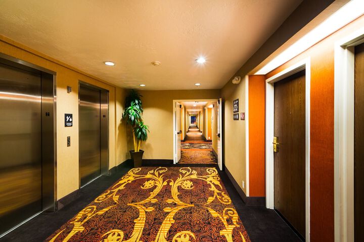 Ballroom/Hall 56 of 59