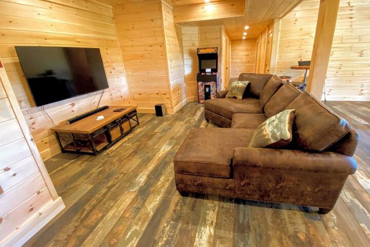 UV Log home with direct Cannon Mountain views Minutes to attractions Fireplace Pool Table AC