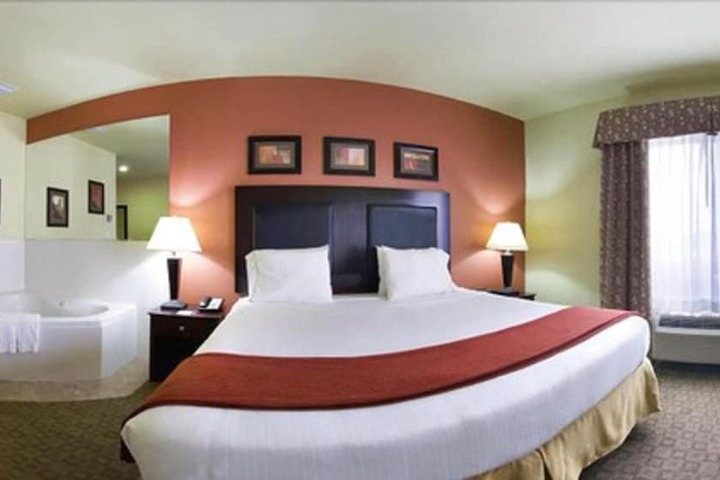 Room 4 of 9