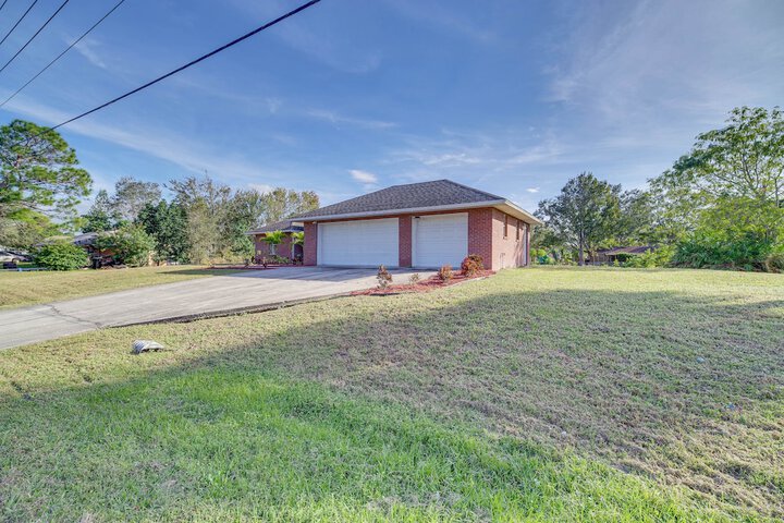 Sunny Palm Bay Home w / Screened Porch Near Beaches