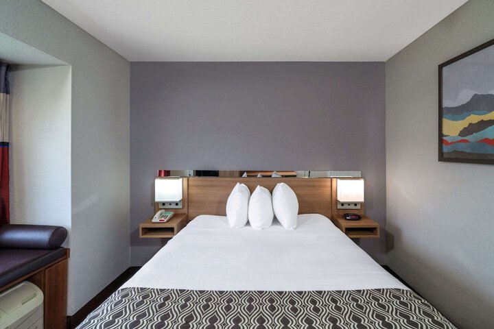 Room 18 of 26