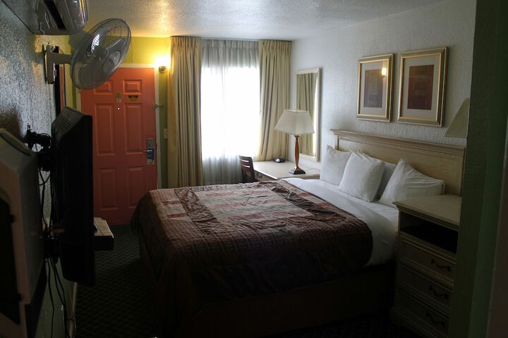Room 27 of 78