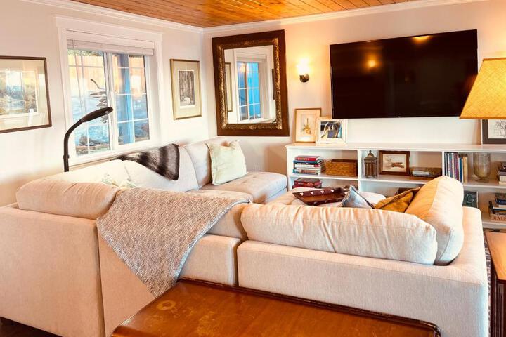 Puget Sound Chic Romantic Cottage with Private Beach Access & Gated Entry