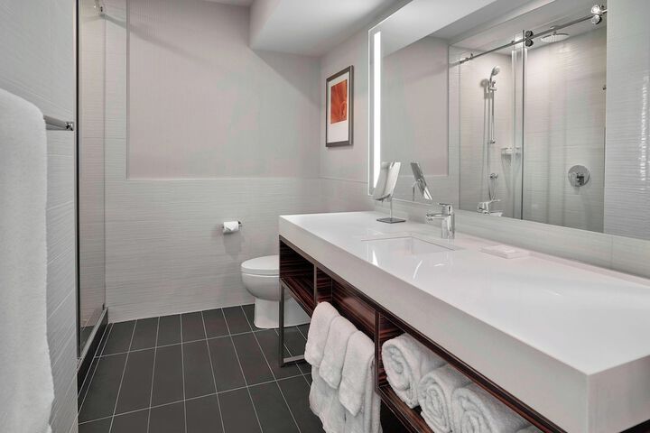 Delta Hotels by Marriott Edmonton Centre Suites