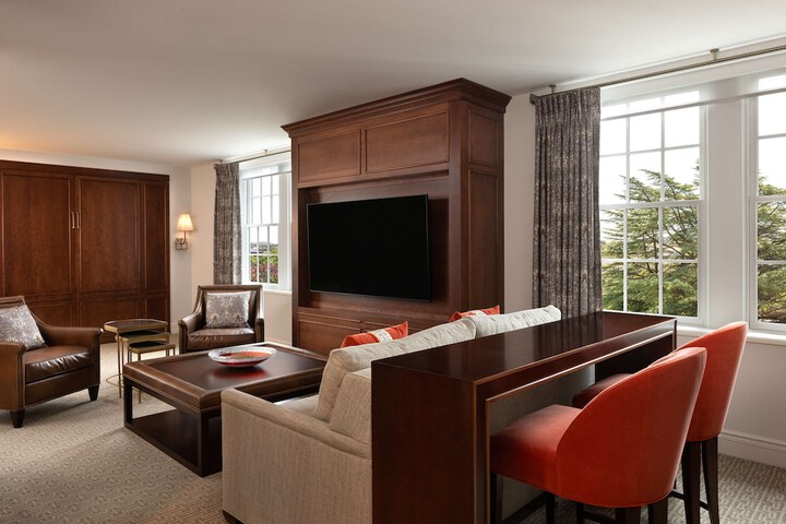 Hotel Roanoke & Conference Center Curio Collection by Hilton