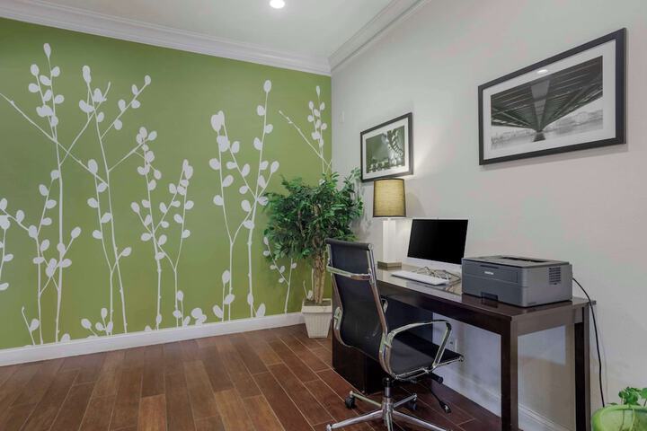 Business Center 43 of 44