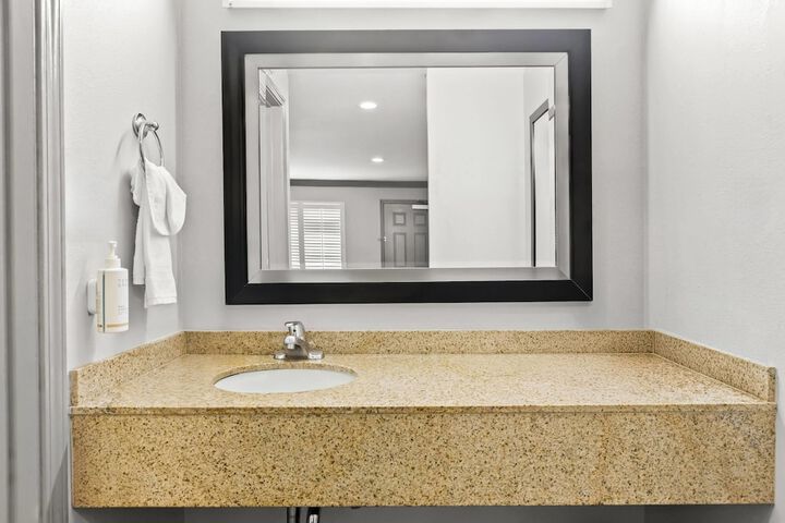 Days Inn by Wyndham San Francisco S / Oyster Point Airport