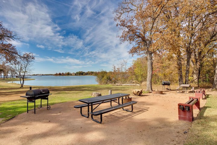 Community Pier: Cozy Kerens Cabin!